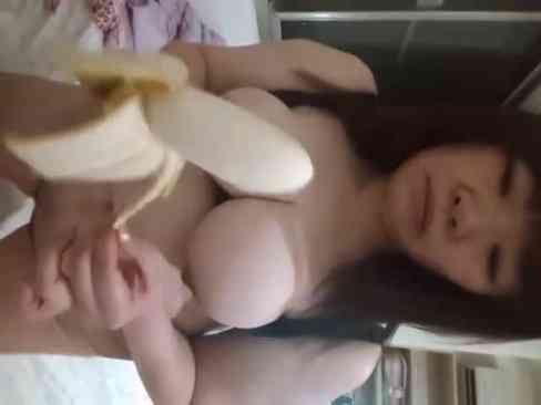 คลิปหลุด!!เด็ดสาวสวยแก้ผ้ากินกล้วยโชว์  