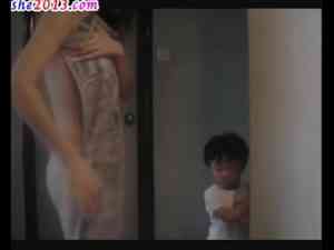 คุณแม่ยังสาวกำลังจะอาบน้ำดันหลุด www.dooshe2013.com  