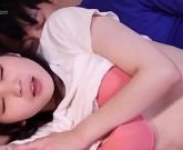 เย็ดหีน้องเมียสวยจอมเงี่ยนกดควยเข้าหีสดๆแตกในข้างๆเมียxxxporn  