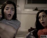 1รุม2เย็ดเพื่อนเมียขอเย็ดหีเปิดซิงหีเพื่อนเมีย  