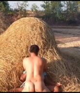 หนังXXXไทยทางบ้านผัวเมียเย็ดแบบoutdoorข้างกองฟางแก้ผ้าเย็ดกัน ผัวเด้าหีรัวๆร้อนก็ร้อนแต่มันควยเสียวหีแบบนี้xxx  