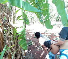 แอบถ่ายน้าสาวเย็ดกับลุงทินขี้เมาประจำหมู่บ้านแอบเย็ดกันในป่ากล้วย  