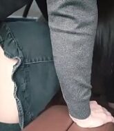 งานรีบครับชุดไม่ต้องถอดสอดควยเข้าหีได้เย็ดจนแตกในบนรถ  