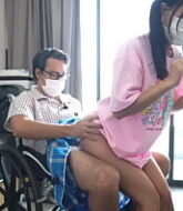 เย็ดหีลูกสะใภ้xxxสาวอวบนมใหญ่โดนพ่อผัวพิการเย็ดบนรถวีลแชร์  