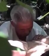 คลิปแอบถ่ายลุงเลี้ยงแพะหื่นหลอกเย็ดนักเรียนสาวเลียหีให้ด้วย  