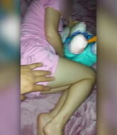 ดูหนังxแล้วปลุกลูกเลี้ยงสาวเย็ดครางเสียวเบาๆเดี๋ยวแม่ตื่น  