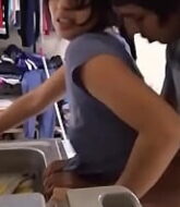 คลิปดังแอบถ่ายล่อหีหลานสะใภ้ในครัวเย็ดหีแน่นๆแตกคาอ่างล้างจาน  