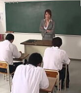 หนังโป๊นักเรียนเย็ดครู ครูสาวสวยหุ่นxxxสอนโรงเรียนชายล้วนแบบนี้ก็โดนนักเรียนชายรุมเย็ดสิครับ จัดหีครูคาห้องเรียน  