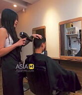 xxx ช่างทำผมสาว เอากับลูกค้าหนุ่มมาตัดผม แต่โดนช่างสาวอมควยให้จนแข็งแล้วจะไม่เย็ดช่างสาวสวยได้อย่างไร  