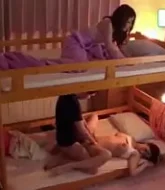 แอบดูเพื่อนสาวโดนหนุ่มแอบเข้ามาข่มขืน หนูอยากโดนด้วยจังเลยอ่า  