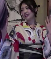 ดูหนังโป๊2หนุ่มรุมเย็ดแม่เล้าสาวเซ็กซี่ วันนี้สาวๆในร้านไม่มาทำงาน แม่เล้าสาวเลยทำหน้าที่รับแขกแทนสาวๆเข้ามาพร้อมกันเลยค่ะ  