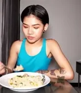 หนังXไทย น้องไออุ่น นั่งกินข้าวให้มีพลังเย็ด ก่อนจะจัดเด็ดเย็ดสดกับผัวฝรั่ง ต้องกินก่อนเย็ดถึงจะมีพลังเย็ดxxx  