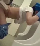 แม่ย้านสาวร่านควย แอบดูควยหนุ่มในห้องน้ำ เลยโดนหนุ่มจับเย็ดยับ ขยับควยซอยหี คาโถฉี่ ผู้ชาย  