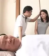 ลูกชายมาเยี่ยมพ่อป่วย เห็นสาวดูแลพ่อสวยถูกใจเลยแอบเย็ดกันกับสาวดูแลคนป่วย  