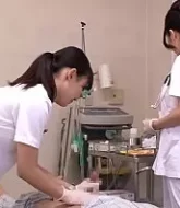 หนังโป๊ไม่เซ็นเซอร์ สองหมอสาวสวยเล่นควยคนไข้จนแข็งปั๋ง แล้วแอบเย็ดคนไข้ร้องครางเสียว  