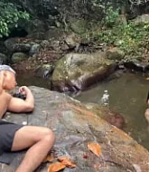 หนังxxxไทย แอบดูสาวใหญ่ แก้ผ้าเล่นน้ำตก ควยผมยกแข็ง เลยเข้าไปปล้ำเย็ดหีแรงๆให้มันควยหายเงี่ยนเลย  