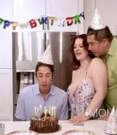 หนังxxxดูฟรี วันเกิดปีนี้ ผมขอเย็ดหีแม่เลี้ยงครับพ่อ xxx พ่อก็ใจดีให้ลูกชายเย็ดหีเมียตัวเอง  