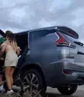 หนังxxxโอลี่แฟนไทย สาวไฮโซจอดรถปาเจโร่ลงมาชวนหนุ่มกวาดขยะเล่นเสียวกันบนรถ  