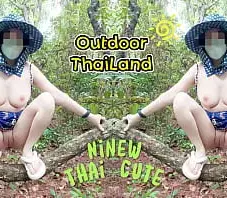 ดูหนังโป๊ไทยxxxสาวไทยเก็บเห็ดก่อนจะโดนหนุ่มเดินป่าเย็ด นั่งแหกหีขาวกลางป่าแบบนี้ใครเห็นหีก็เย็ดทั้งนั้นแหระครับ  