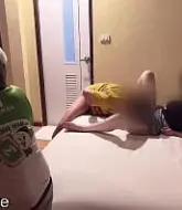 ดูหนังโป๊ไทย สาวสั่งของไลน์แมนไม่ยอมออกไปรับLINE MANเลยเปิดประตูเข้ามา เจอเต็มๆตาคู่รักกำลังเย็ดกัน อย่างมันอย่างเด็ด เย็ดให้เสร็จเดี๋ยวนั่งรอ  