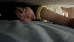 ดูหนังโป๊ไทยแนวพี่ชายกับน้องสาว น้องสาวต่างแม่ก้มเก็บของใต้เตียงดดนพี่เลี้ยงหนุ่มขยุ้มหีกระเด้าหีเย็ดแทงหีอย่างแรงมันๆ  