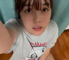 xxxดูหนังโป๊ สาววัยรุ่นน่ารักสวมเสื้อยืดถอดกางเกง แล้วนั่งเขี่ยหีเยิ้มแฉะ แฟนหนุ่มเห็นเข้าต้องรีบมากระเด้าหี  