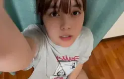 xxxดูหนังโป๊ สาววัยรุ่นน่ารักสวมเสื้อยืดถอดกางเกง แล้วนั่งเขี่ยหีเยิ้มแฉะ แฟนหนุ่มเห็นเข้าต้องรีบมากระเด้าหี  