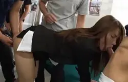 ดูหนังโป๊18+สาวออฟฟิศคนสวยโดนลวนลามบนรถไฟฟ้าแอบจับตูดล้วงหี เอาควยจ่อปาก เย็ดกระเด้าหี รุมเย็ดกันมัน  