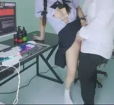 ดูหนังXไทยเปิดหนังโป๊เว็บxvideosให้น้องสาวเพื่อนดู แล้วจับเย็ดรูxxxหีหน้าpc ยืนพิงโต๊ะกระเด้าหีเย็ดอย่างมัน  