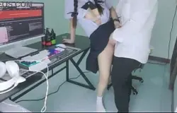 ดูหนังXไทยเปิดหนังโป๊เว็บxvideosให้น้องสาวเพื่อนดู แล้วจับเย็ดรูxxxหีหน้าpc ยืนพิงโต๊ะกระเด้าหีเย็ดอย่างมัน  